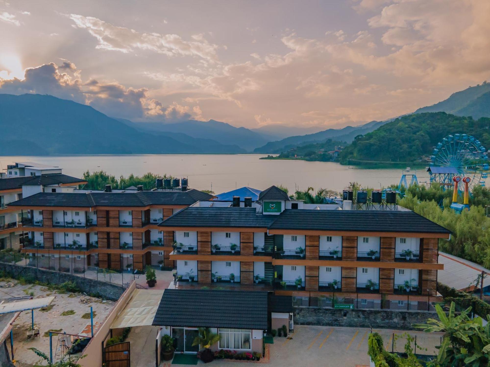 Majestic Lake Front Hotel & Suites Pokhara Luaran gambar